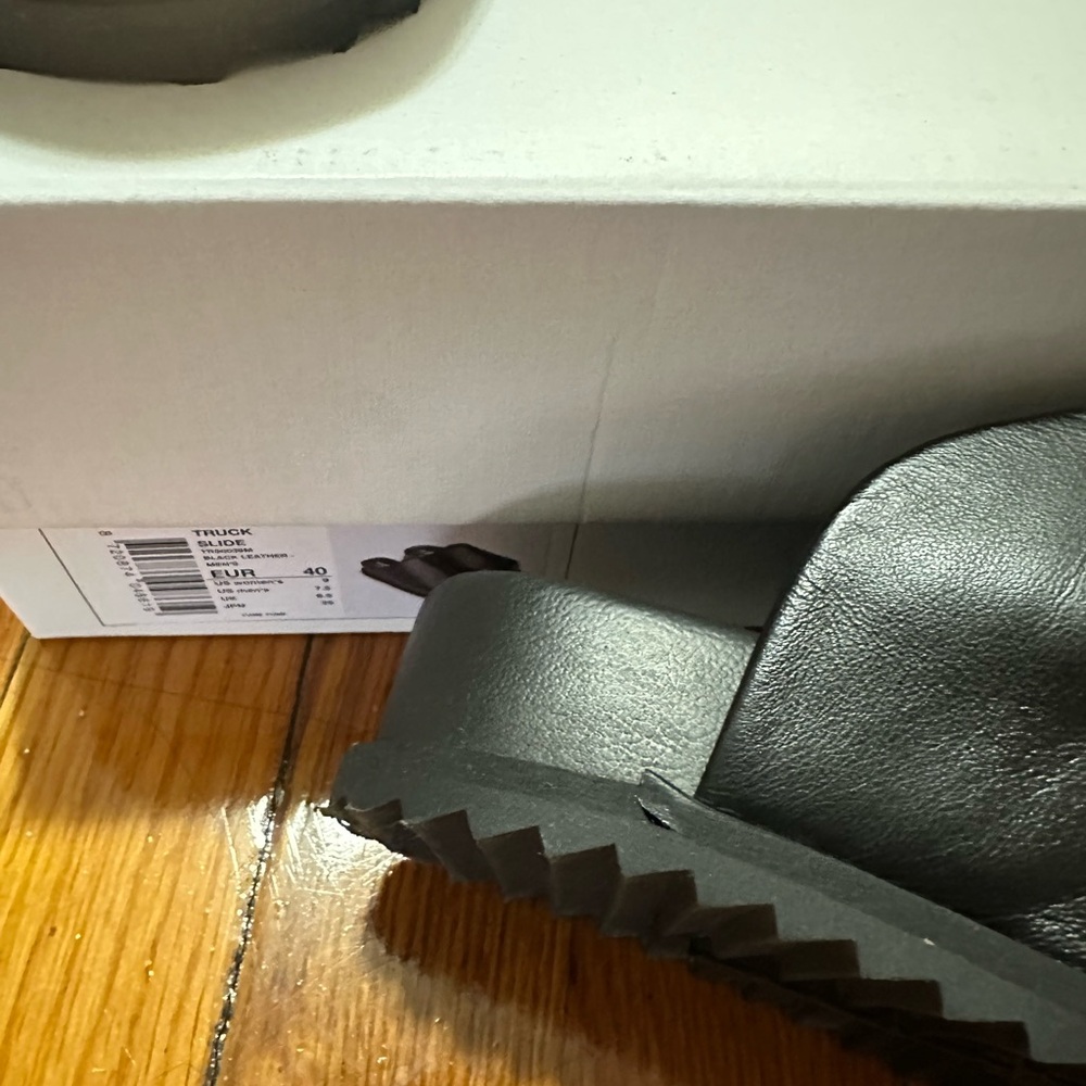 Black Leather YumeYume Truck Slides - Picture 5 of 5